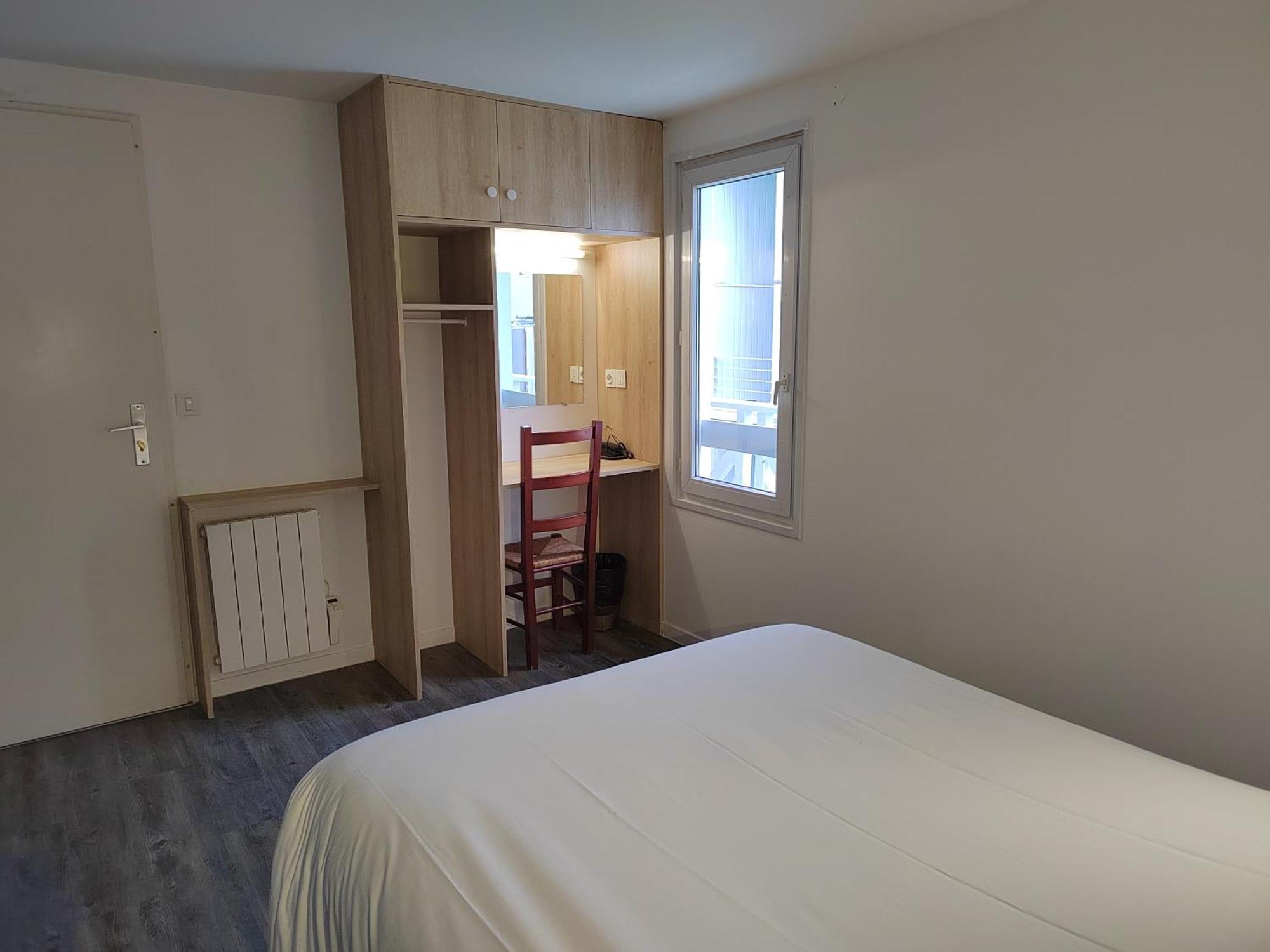 Fasthotel Paris Ouest 2*